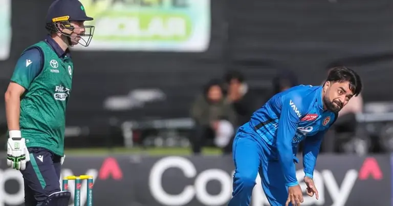 বোলিং করছেন রশিদ খান